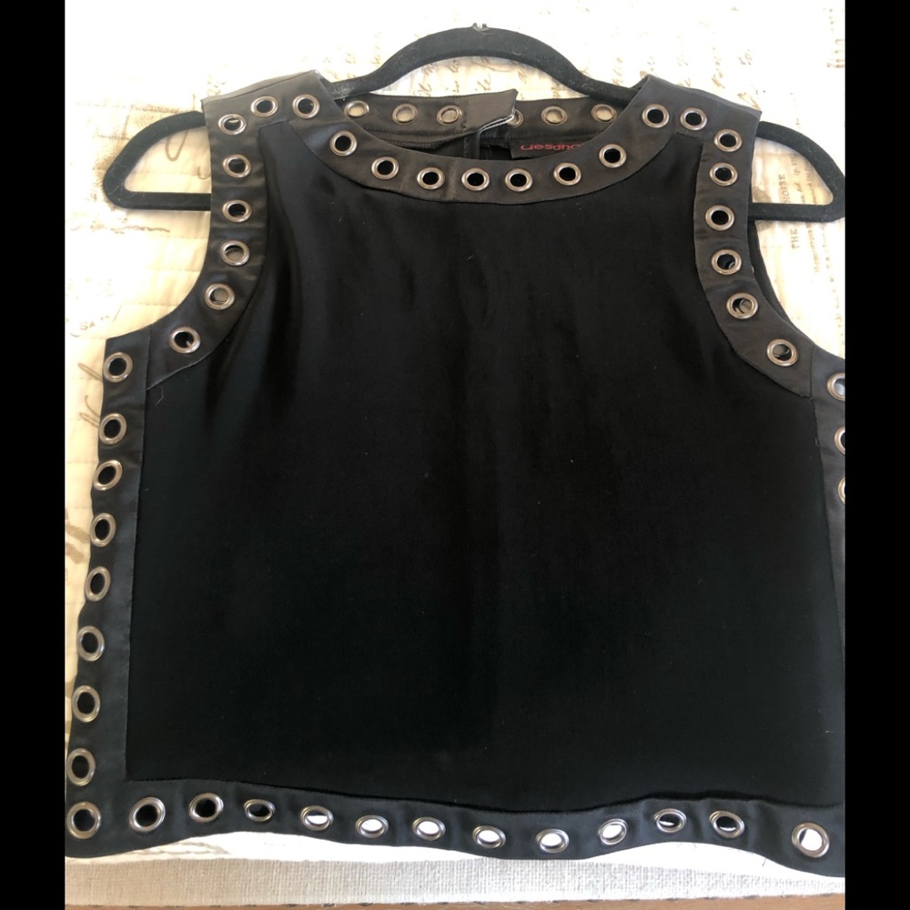 🖤 Beautiful black grommet tank🖤